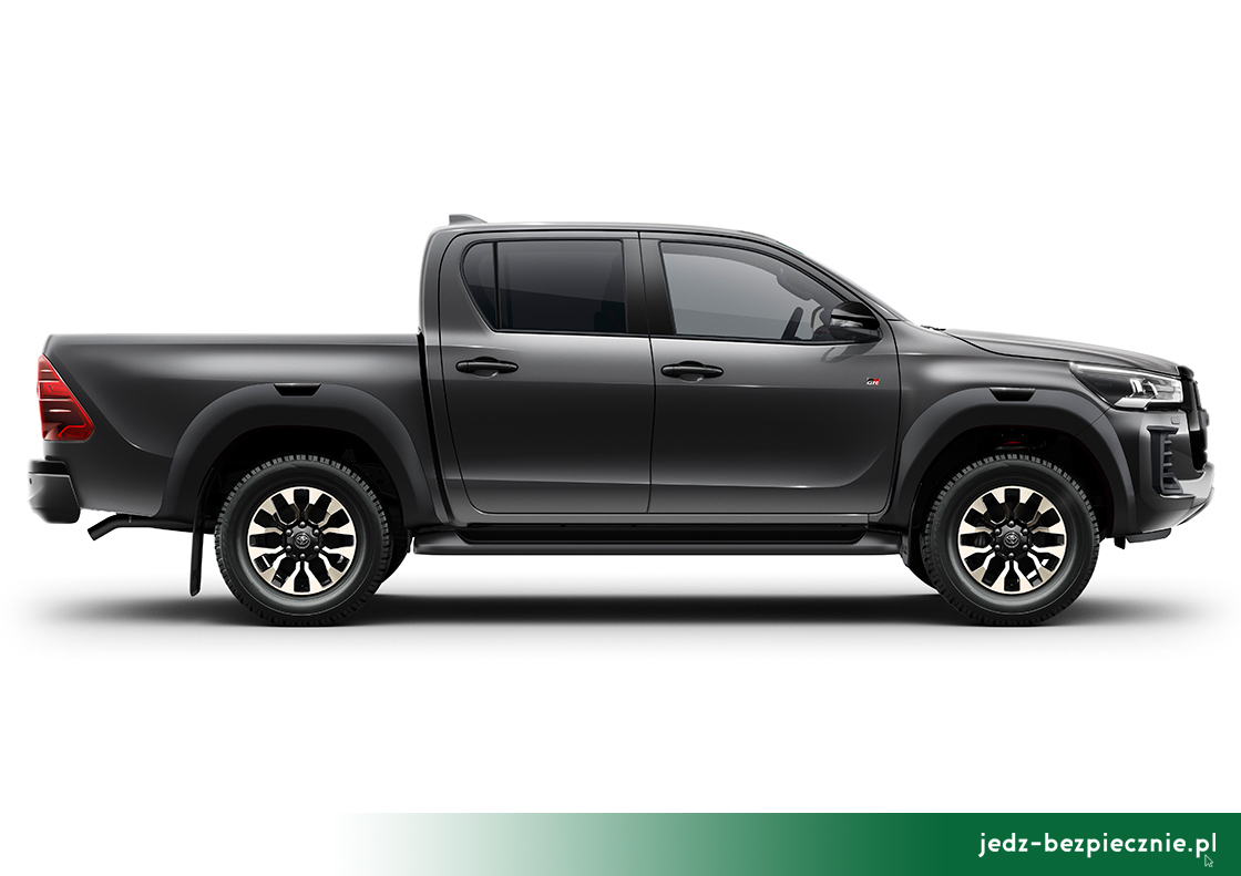 Premiera tygodnia - Toyota Hilux GR Sport - bok pick-upa z podwójną kabiną